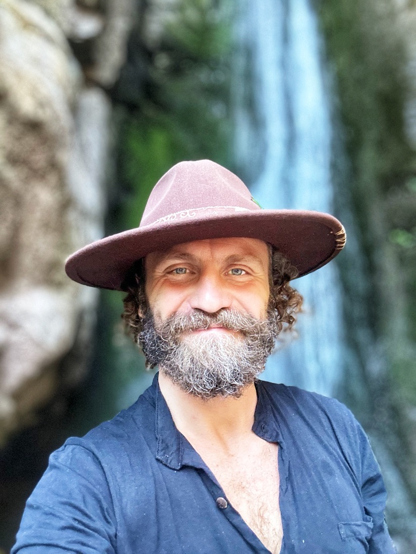 Leo Ananda Usiah przy wodospadzie