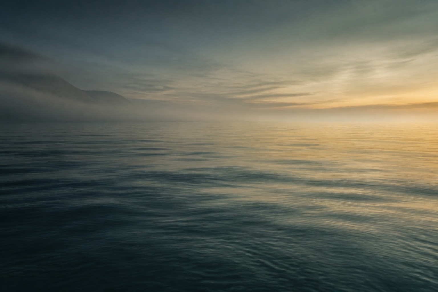 Spokojny ocean o świcie